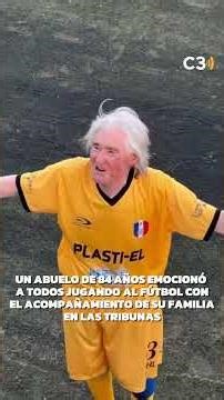 An 84-year-old grandfather moved everyone by playing soccer with his family in the stands | Cadena 3