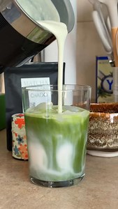 ✨ Cómo preparar el matcha PERFECTO 🌿☕️ 1️⃣ Calienta el agua a 70–80°C 🔥 (¡no hirviendo! Para que no se ponga amargo). 2️⃣ Agrega 1 cucharadita de matcha (2 g) a tu bowl 🍵. 3️⃣ Vierte 60–70 ml de agua caliente 💧. 4️⃣ Bate en forma de “W” con tu chasen hasta que salga espumita ✨. 5️⃣ agrega más agua o tu leche favorita si lo quieres latte 🥛💚. ¡Listo! Matcha, espumoso y delicioso 😍🌿 | Healthy to you Nutriologa Lorena M Treviño Siller