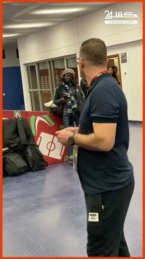 بعد هزيمة الخضر امام نجيريا.. صحافي جزائري يتعاطى مخدر "الكالة" داخل ملعب مراكش