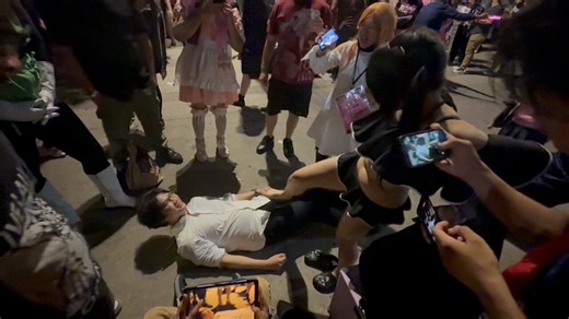 It's crazy to me that people will just defend public indecency just because it's a anime girl cosplayerGet a fucking room, I don't want to see this shit in public