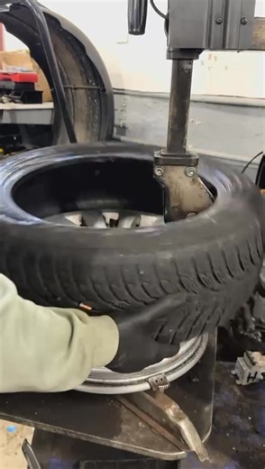 Un pneu crevé ? Aucun souci 💪 Passage express chez CCS Auto, et le véhicule repart prêt pour l’hiver ❄️ 📍CCS Auto – Cluses #CCSAuto #PneusHiver #Garage #ASMR #cluses #74300 | CCS Auto