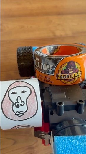 ラジコンのタイヤにゴリラテープを貼りつけて、壁を走らせてみた #shorts #おもしろ動画 #funnyvideo #やってみた