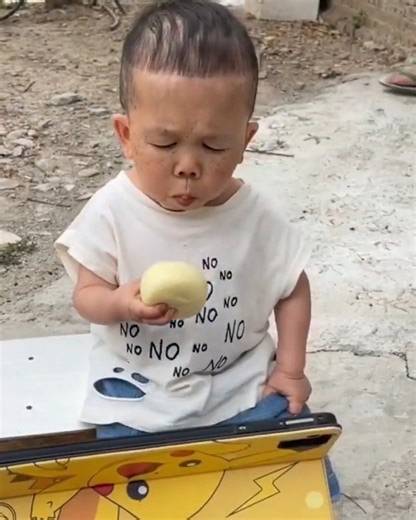 The little pranks this man does to his friend | Simple Life