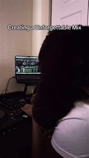 3MoveMoney on Instagram: "DJ Tips 101: DM me for Tutorials to DJ! No controller? No problem! • • #dj #djlife #teachingmusic #phrasing"