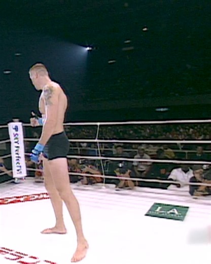 We have our own version of David vs Goliath here! 😯 #Throwback to the time when 6'11 𝐒𝐞𝐦𝐦𝐲 𝐒𝐜𝐡𝐢𝐥𝐭 went up against 5'8 𝐀𝐤𝐢𝐫𝐚 𝐒𝐡𝐨𝐣𝐢 at #Pride16. #UFC #UFCIndia | UFC