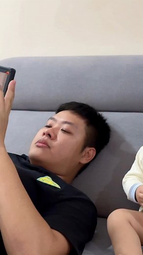 784K views · 503 reactions | 儿子把最爱的零食给爸爸吃、你们觉得我要跟我老公讲一声吗？ #baby #love #cherishtingg #babyboy #❤️ #ayden #oioikun #ayden #mybaby #mylove #family | Wei Ting | Facebook