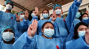 579K views · 2.4K reactions | [Video] Pasca kudeta militer di Myanmar, masyarakat melakukan aksi protes dengan gerakan pembangkangan sipil yang terjadi di seluruh penjuru Myanmar. Masyarakat biasa di dapur dan jalanan, hingga tenaga kesehatan bersatu menentang kembalinya rezim militer di Myanmar. | BBC News Indonesia | Facebook