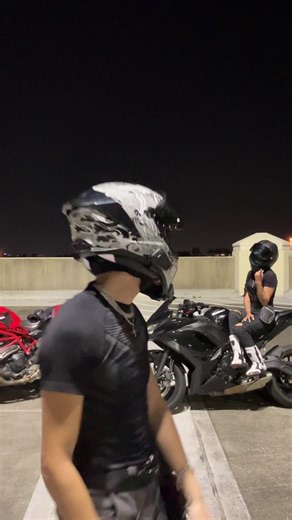 I’m not strong, @danni is incredibly light #biketok #BookTok #friends #xyzbca #couple