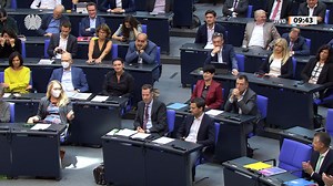 „Was Minister Habeck am Montag zur Kernkraft verkündet hat, beruhigt möglicherweise seine grüne Basis, vor allem in Niedersachsen. In Wahrheit hält er das ganze Land zum Narren und beschädigt möglicherweise unwiderruflich den Wirtschaftsstandort Deutschland. Wir brauchen alle Energieerzeugungskapazitäten in Deutschland. Die Lage wird sich in den nächsten Wochen und Monaten weiter zuspitzen, Herr Bundeskanzler, und Sie wissen das genau. Stoppen Sie den Irrsinn aus Ihrer Koalition, solange wir noc