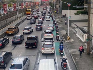 MMDA begins enforcing fines for motorcycles on EDSA bike lanes