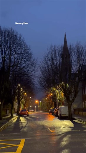 Wee yarn .. 6pm of a Sunday February evening in Warrenpoint Co Down Ulster Ireland . At the cross roads of Church Street, Queen street & Great George’s Street. #weeyarn | NewryUns