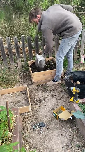 It was time to change our temporary compost bin, an old plastic barrel. We built a beehive compost bin instead. It is very simple and you can use whatever wood you like and make the bin whatever size as long as all pieces are the same length. We used recycled pallet wood that is untreated. To access the ready compost or turn over simply remove a couple of squares or add more as it fills. Happy composting 😀 . #projectpermacultura #permaculture #diy #diycompost #diycompostbin #compost #compostera