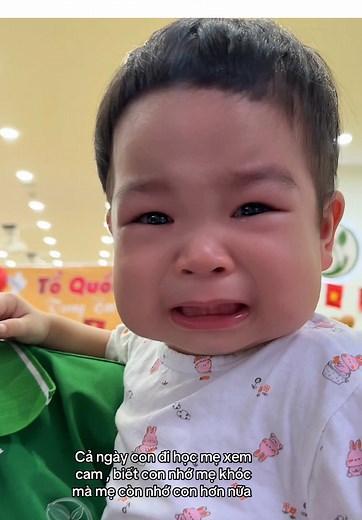 Lâu nay ảnh ở nhà mẹ Phương mới cho đi học lại , ảnh chưa quen buổi trưa nhớ mẹ khóc cô dỗ ảnh mới ngủ thiếp đi.