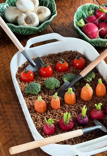 Just out here tending to my veggie garden 🌱🥕 OK, but seriously... how CUTE is this?! If you're still looking for a super easy (and SUPER adorable) dish to bring to tomorrow's Easter egg hunt, look no further. This 15-minute dip with Pumpernickel “soil,” carmelized onions, and fresh veggies/herbs is sure to steal the show at any gathering this Spring 🌷 Comment