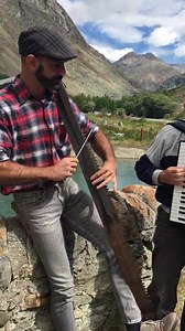 L’ÉTONNANTE SCIE MUSICALE ! Appelée aussi « cra-cra valdôtain » ! Exclusif pour la Place du Village ! Démonstration et explications avec les Valdôtains Alessio Cortese à la scie et Leonardo Rous à l’accordéon ! Reportage : Philippe Deparis. | La Place du Village