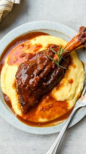 Braised Lamb Shanks with Cheesy Polenta… melt-in-your-mouth lamb, slowly cooked in a rich and delicious sauce until it’s fall-off-the-bone tender. Serve it over a bed of cheesy polenta and you’ve got Holiday comfort food at its finest. The red wine is optional, the @KerrygoldUSA Dubliner is not. It’s nutty, complex and gives the polenta an irresistible flavor and texture. I also love that it’s made with high-quality milk from grass-fed Irish cows so you can feel great about serving it to your lo