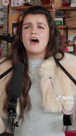 What's next, a table trumpet? 😅 Don't let the makeshift device fool you, though; Spanish multi-instrumentalist Amaia's skills — be it on the flute, piano, harp or singing — are no joke. (📹 via @npr_music, @amaia) #chair #flute #tinydesk #innovative #lol