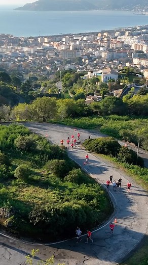 M-2 avant le grand retour du Cannes Urban Trail ! 🏃‍♀️ Cannes, capitale du sport en plein air, porte bien son nom avec cet événement sportif incontournable du mois de janvier. ☀️ Découvrez Cannes d’une façon originale en traversant des lieux emblématiques de la ville comme la Croix des Gardes, la Villa Domergue, le lycée Carnot ou encore le Palais des Festivals et ses fameuses marches ! 👟 Plusieurs parcours disponibles, pour plus d’infos, rendez-vous sur @cannesurbantrail_official ! #Cannes #C
