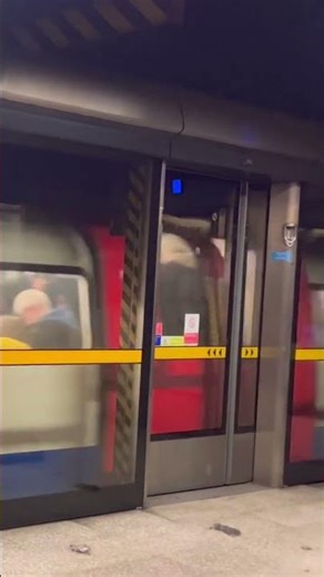 Jubilee line 1996 Tube Stock departs #train #railwaycontent #publictransport #trainspotting