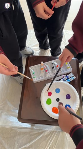 zanst_international_soran on Instagram‎: "“Kids hand coloring makes simple art a fun and sensory experience. Children use their hands and fingertips to create colorful shapes, explore textures, and mix bright paint.”🎨 “ڕەنگکردن بە دەستی منداڵان هونەری سادە دەکاتە ئەزموونێکی خۆش و هەستیاری. منداڵان دەست و سەری پەنجەکانیان بەکاردەهێنن بۆ دروستکردنی شێوەی ڕەنگاوڕەنگ و گەڕان بەدوای پێکهاتەکاندا و تێکەڵکردنی بۆیەی گەشاوە.”🎨 Ms:kizhan"‎