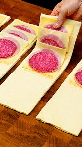 1.4M views · 8.3K reactions | Am gasit cel mai simplu mod de a face aperitiv din foietaj Ingrediente aluat foietaj: 700 g cașcaval: 200 g șuncă: 200 g salami: 200 g roșii: 1 buc cașcaval: 100 g ouă: 1 buc semințe de susan alb: 5 g semințe de susan negru: 5 g cașcaval: 20 g smântână: 150 g Sos maioneză: 30 g ketchup: 30 g Suplimentar pătrunjel: 10 g usturoi: 2 căței suc de lămâie: 30 ml ulei de măsline: 30 ml sare: 3 g | Savuros.TV | Facebook