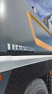 Nur noch wenige Tage, bis unsere LICCON3-Familie ein neues Mitglied in ihren Reihen willkommen heißt! 🤩 Ihr dürft gespannt sein, welchen Kran wir euch dann vorstellen werden. Erste Bilder fürs Familienalbum gibt es jetzt schon. 📽️ #Liebherrfans habt ihr eine Idee, wer das neue Mitglied sein könnte? 🤔 | Liebherr Construction