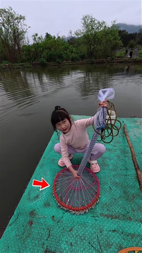 😨 ये देखो पापा के जाल को तालाब में फेंकना भारी पड़ा!