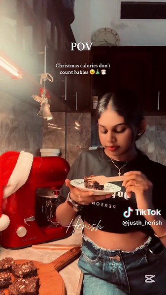 Christmas brownies 🎅🏻🎄 #trending #tiktok #viral #fy #cooking #onemillionaudition #srilankan_tik_tok🇱🇰 #srilanka #india #🇮🇳 #i #nutella #fyp #islamic_video #brownies