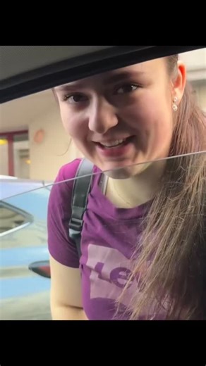 @kt_langford.uk on Instagram: "ご存知ですか？日本では今、「歩く足跡」から発電しています！⚡ 日本では現在、一歩ごとに発生するエネルギーを電気に変換する圧電タイルが設置されています！🔋 人がこれらのタイルの上を歩くと、体重と動きによってタイルに圧力がかかり、タイルがわずかに曲がり、機械的な応力が生じます。タイル内の特殊な素材がこの圧力を電荷に変換します。⚙️ 一歩ごとに少量の電気が生成されますが、何百万人もの人が毎日歩く場合（東京の渋谷駅では1日240万歩以上！）、LEDライト、ディスプレイ、さらにはセンサーに電力を供給するのに十分なエネルギーが生成されます！💡🌱 この技術は、未来の都市が一歩ごとに「充電」されることを示しています。想像してみてください。もし私たちの都市がこのようなタイルで覆われていたら、私たちの動きだけで発電できるのでしょうか？ ⚡ #日本 #テクノロジー #イノベーション #グリーンエネルギー #未来技術 #知識 #知ってますか #技術事実 #持続可能なエネルギー #発明 #トレンド 日本は圧力電気磁器を使用して電気エネルギーを歩