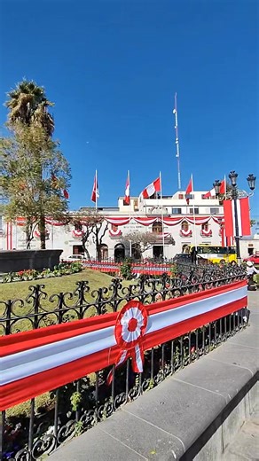 👉 Grato Ambiente de Fiestas Patrias 🇵🇪 en la Plaza Principal de Cayma en Arequipa, Perú. Viernes, 04 de julio de 2025. #Arequipeñísima #Arequipa #Cayma #FiestasPatriasPeru2025 #FiestasPatrias #ArequipaPerú #Perú | Arequipeñísima