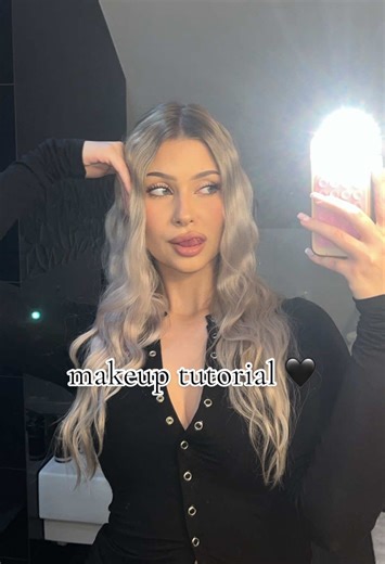 Obiecany 🩷 Produkty, których użyłam: - wosk do brwi Miyo Brow Must Go On - Apis hydrożelowy krem na dzień Ageless Beauty - maska do ust Laneige cotton candy swirl - baza pod makijaż NYX The Face Glue - baza rozświetlająca Rimmel Multi Tasker Better Than Filters - podkład Lancome Teint Idole Ultra Wear odcień 135N wymieszałam z Maybelline Super Stay Skin Tint odcień 5.5 - bronzer w sztyfcie Rare Beauty Warm Wishes Effortless odcień happy sol - róż w płynie YSL Make Me Blush odcień 44 nude lavall