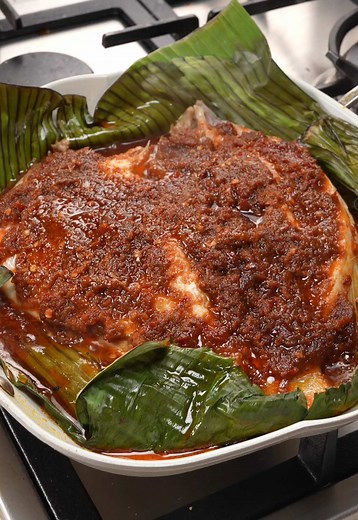 Episod 785 | Resepi Ikan Bakar Sambal Pes Tomyam | 2 Minit 1 Resepi by Che Sayang Kitchen Nak buat sambal ikan bakar, lagi best kalau letak pes tomyam Seri-Aji! Beli banyak sikit, nanti boleh masak Tomyam kaw juga! Bahan-bahan: - 1 ekor ikan tilapia saiz sederhana - 1 paket Seri-Aji®️ Perencah Pes Tomyam - Daun Pisang - Minyak Masak - ⁠1 sudu besar gula merah - ⁠Garam secukupnya dan perasa Bahan: Kisar - 2 biji bawang besar - 6 ulas bawang putih - 1 inci lengkuas - ⁠1 inci halia - ⁠1 batang Sera