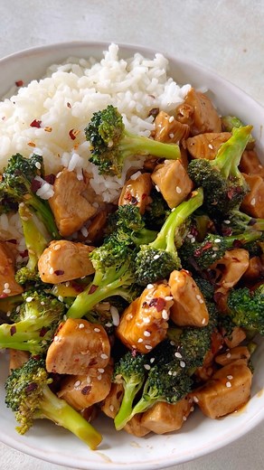 103K views · 360 reactions | Recipe here: https://therecipecritic.com/chinese-chicken-and-broccoli/ This flavorful Chinese Chicken and Broccoli dish is made in just one pan and is ready in less than 30 minutes! | Tried and True Recipes | Facebook