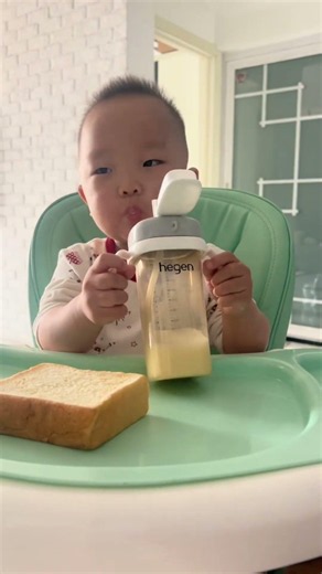 Milk and Buns Make a Happy Mealtime 🥛🥯 #baby #familylife #mealtime
