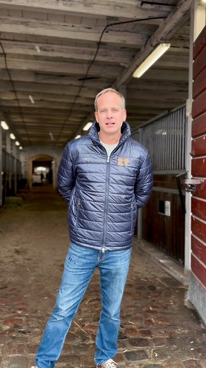 Inställd - flyttad till våren 2026. Eoin McMahon – clinic den 16 december på Strömsholm! Med snön kommer vinterns clinic! Den 16 december gästar den internationella hoppryttaren Eoin McMahon till Ridskolan Strömsholm. I våras besökte han oss under Bruksprovet – och nu är han tillbaka för en clinic där han visar sitt system i vardagen. En hästmänniska med fingertoppskänsla och en skicklig ryttare med erfarenhet på absolut toppnivå ⭐️ Kvällen inleds med coachen och entreprenören Björn Mortensen, s