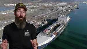 1.5M views · 18K reactions | Aaron se encuentra visitando un puerto para conocer el trabajo de los barcos que trasladan todo tipo de mercancías alrededor del mundo. Pero no se imagina las máquinas enormes que hay en su interior y la cantidad de tareas para hacer ‍ #AaronKaufmanBuscaEmpleo | Discovery Latinoamérica | Facebook