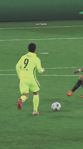 Suarez Scores a Controversial Top Bins Against David Luiz