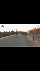 #Update #LuciusBandaFuneral Anthu omwe akuchokera koyika kumanda thupi la Malemu Soldier Lucius Banda akuyimba nyimbo yoti "Mzimu wa Soldier uzagona uku akuvina ngati mbali yokondwelera moyo wa malemuyu. Wojambula ndi kulemba: Simeon Boyce #MBCDigital #Manthu | MBC Digital