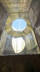 La Batterie de Crisbecq également appelée batterie de Saint-Marcouf est l’une des batteries côtières allemandes du mur de l’Atlantique qui fut active pendant le débarquement de Normandie le 06 juin 1944. Dans les jours qui suivirent, le génie américain procèdera à des essais d'explosifs à la batterie de Crisbecq pour tester la résistance des bunkers allemands. Ce sont encore les principaux dégâts visibles sur les bunkers. @super fans #bunkermemory #ww2 #bunker #DDAY | Bunker Memory