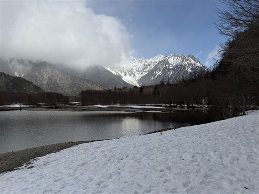 北アルプス上高地｢異常｣な雪の少なさ　大正池に氷なし【写真複数･動画】｜信濃毎日新聞デジタル　信州・長野県のニュースサイト
