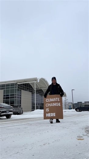 We visited Muskegon to discuss the impacts of climate change on the Great Lakes. Warming temperatures are affecting the overall health of the lakes, leading to heavier snowfall, unstable ice cover, and increased algal blooms. Our federal leaders must take climate action.