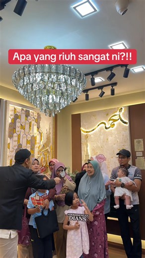 Haaa nampak tak kak bang?! 😆🔥 Satu family besar datang ke galeri Dians Signature… Riuh rendah terus suasana dibuatnya 🤍✨ Dari Melaka tau datang satu keluarga! 🚗💨 Masuk je gallery terus masing-masing mula pusing tengok kiri kanan. “Eh yang ni cantik!” “Yang tu lagi lawa!” “Alahai rambang mata la macam ni!” 🤭😍 Serius, bila satu family datang sekali memang meriah! Ada yang minat design moden, ada yang suka yang klasik, ada yang fokus tengok detail kalimah satu-satu 🥹✨ Feedback diorang pun b