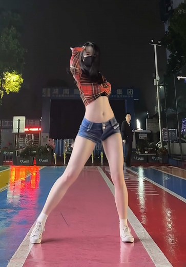 Pop Dance in Daisy Dukes: Stylish Summer Moves