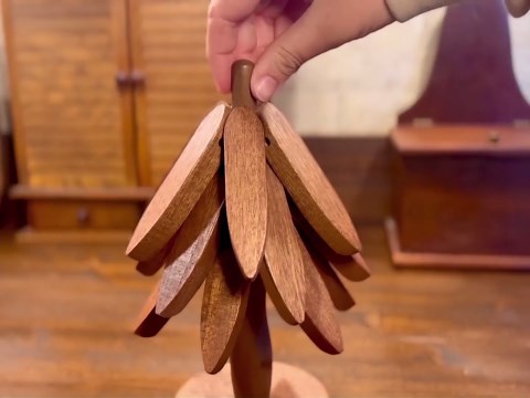 Wooden Cup Coaster Set，Tree Shape Trivet Set,Tree Coasters- 4 Wooden Trivets + 1 Stand stored for hot Dish/Pot/Bowl/teapot/hot Pot Set
