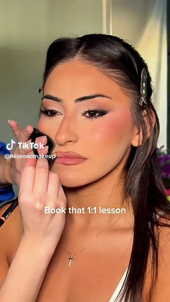 Look completed by student from 1:1 makeup lesson ✨ We offer 1:1 lessons, 3-day courses, and 2-week courses — perfect for anyone wanting to learn how to do makeup like a pro, whether you are a beginner or have experience! In our 1:1 lessons/courses you’ll learn & receive: • Professional hygienic practices & skin prep • All products I use and recommend • Full makeup application step-by-step from start to finish • My signature tips, tricks & techniques for long-lasting, flawless makeup • How I take