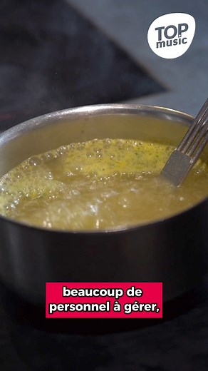 Retrouvez la deuxième partie de notre immersion dans les cuisines de Les Haras - Brasserie. Découvrez le fonctionnement d’une brigade pendant un service, au cœur d’une cuisine ouverte en forme de fer à cheval. Un clin d’œil à l’ancienne vie de cet établissement du XVIIIe siècle. | Top Music