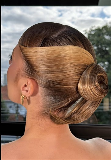 COQUE ESCULTURAL ✨ por: @Narcelho Alves Make: @pierry_tawan #penteados #coque #inspo #hair