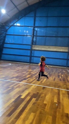 Pequenos craques, grandes jogadas! ⚽️🌟 Sub 7 mostrando como é feito: tabelinha perfeita para o gol! 🥅💥 Gostou? Republica pra nós e dá aquela força! 💪 #FuturoDoFutebol #TabelinhaComGol #Sub7 #futsal #jogador #jogadorcaro #futsalkids #futebol