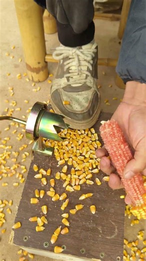 Hand-operated corn threshing device - Easily remove corn kernels