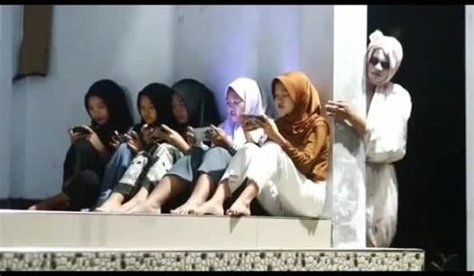 Prank Pocong yang Bikin Cewek-cewek Ngakak